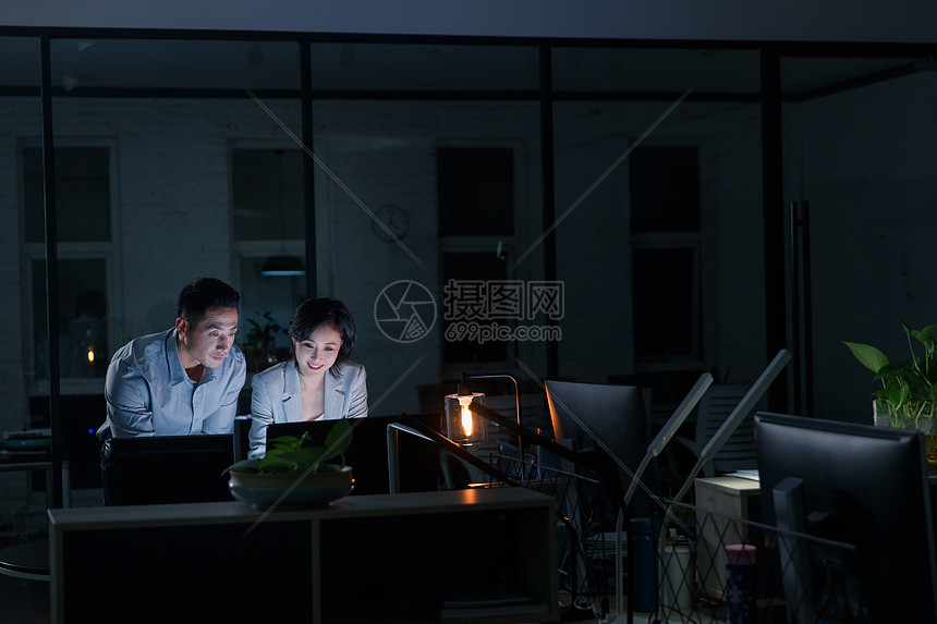 商务人士在办公室加班高清图片下载-正版图片507663789-摄图网