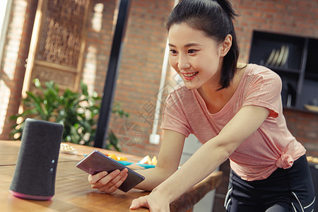 青年女人在家看手机图片