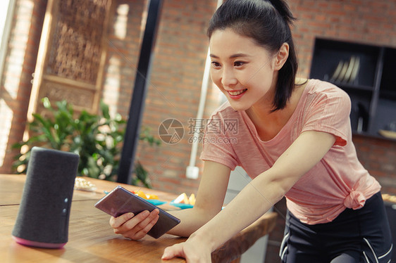 青年女人在家看手机图片