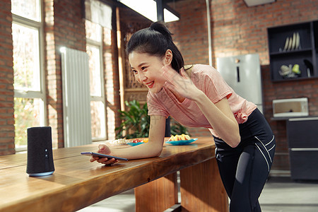 青年女人在家看手机图片