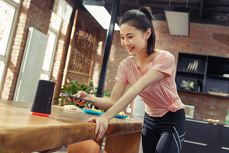 青年女人在家看手机图片