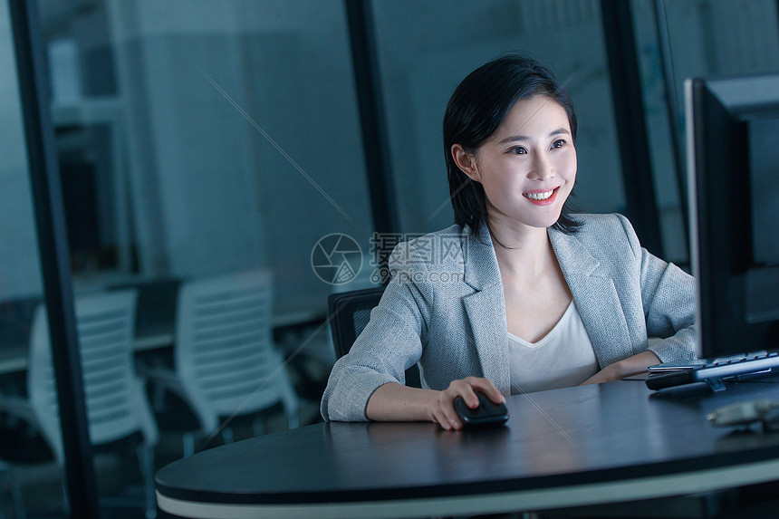 在办公室加班的青年女人高清图片下载-正版图片507664016-摄图网