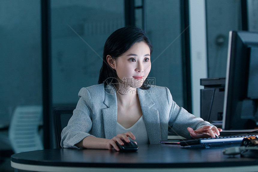 在办公室加班的青年女人高清图片下载-正版图片507664135-摄图网