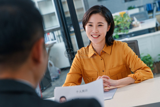 青年女人参加工作面试图片