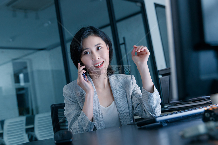 在办公室加班的青年女人高清图片下载-正版图片507664289-摄图网