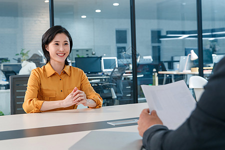 招聘字体青年女人参加工作面试背景