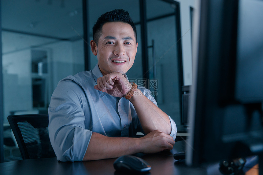 商务男士在办公室加班高清图片下载-正版图片507664292-摄图网