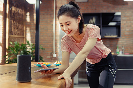 青年女人在家看手机图片