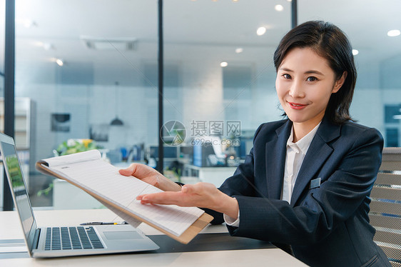 青年女客服人员图片