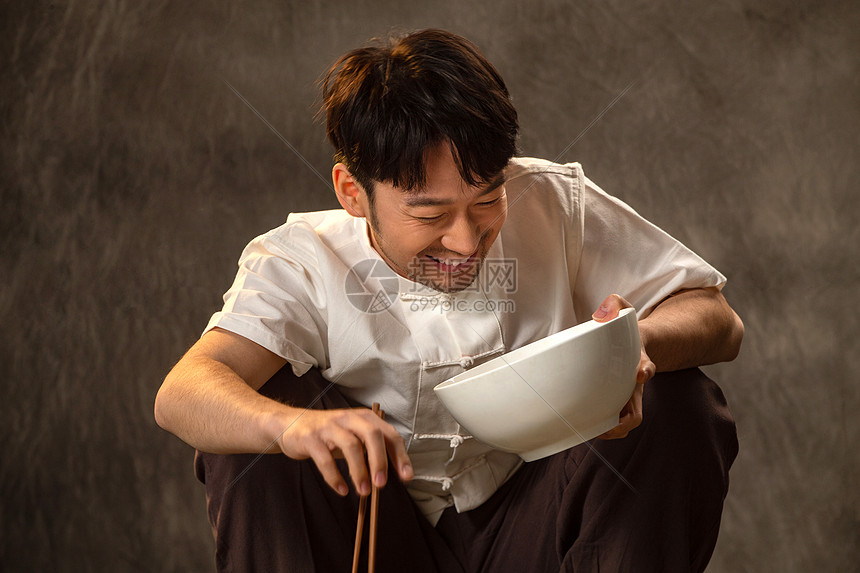 青年男人拿着大碗吃饭高清图片下载-正版图片507664466-摄图网
