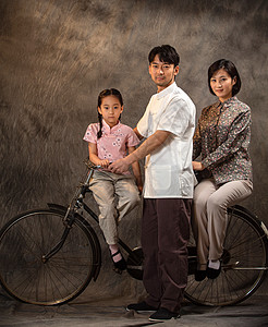 儿童自行车复古家庭照背景