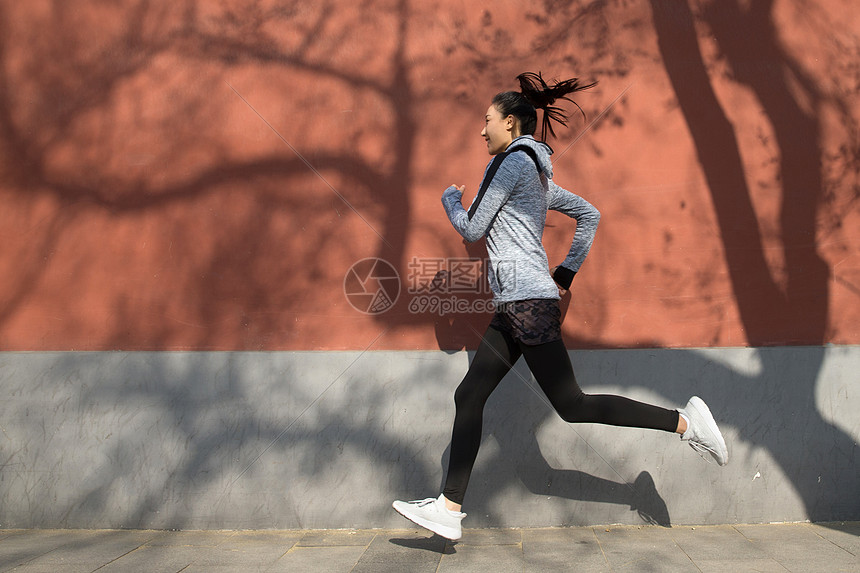 青年女人户外慢跑图片