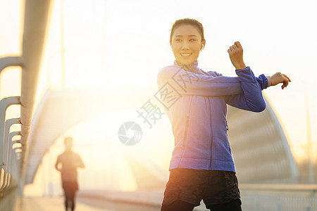 青年女人户外健身图片