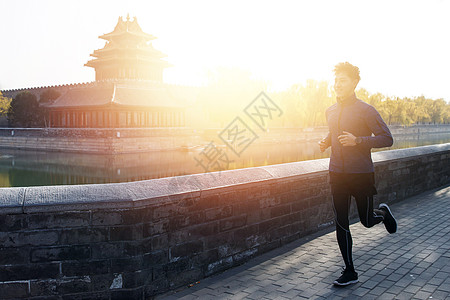 青年男人户外慢跑图片