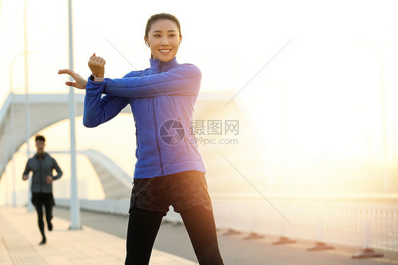 青年男女户外锻炼图片