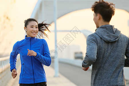 青年男女户外慢跑图片