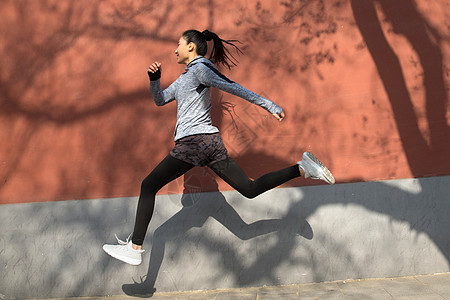 青年女人户外奔跑图片