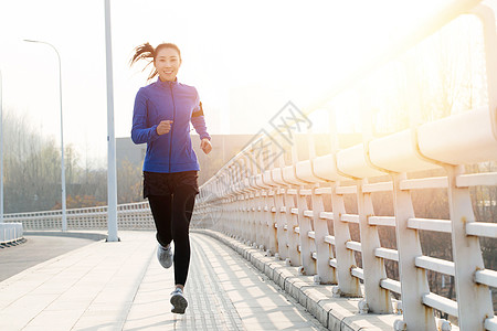 青年女人户外慢跑图片