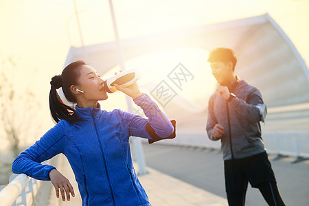 青年男女户外锻炼图片