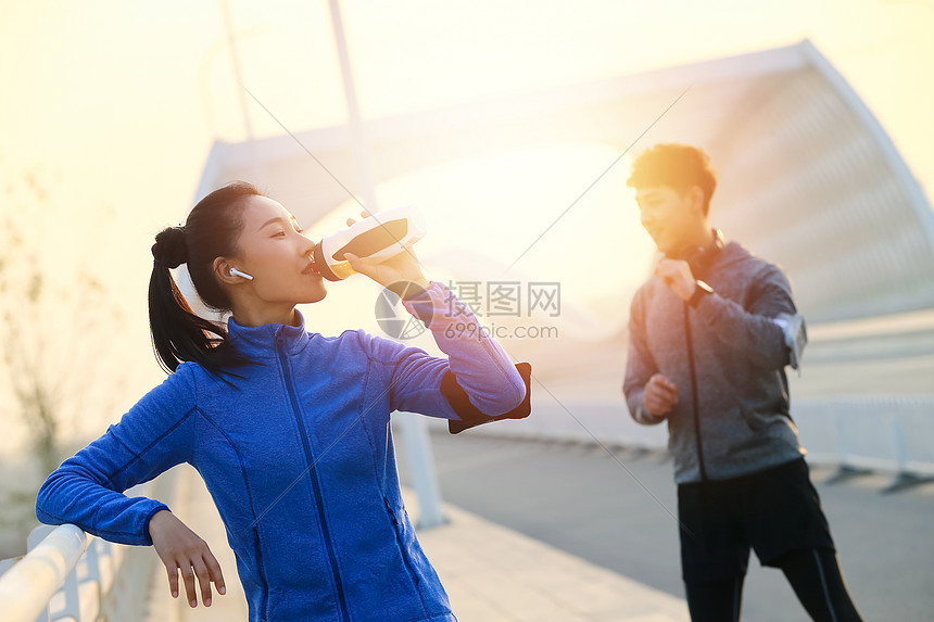 青年男女户外锻炼图片