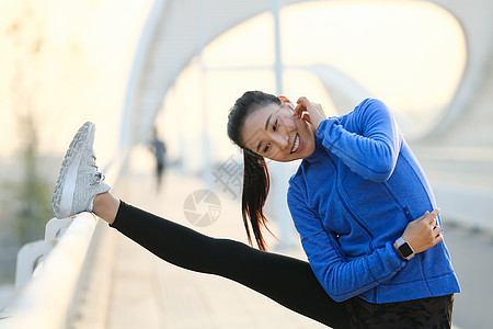 青年女人户外健身图片