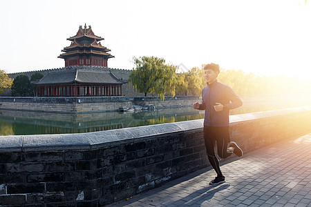 青年男人户外慢跑图片