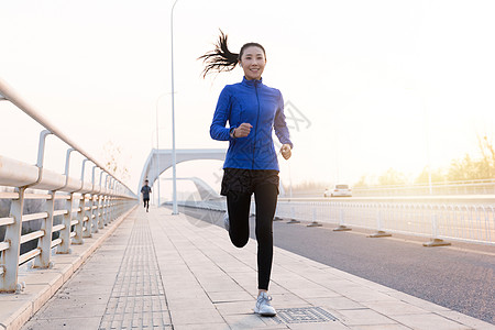 青年女人户外慢跑图片