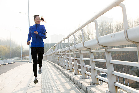 青年女人户外慢跑图片