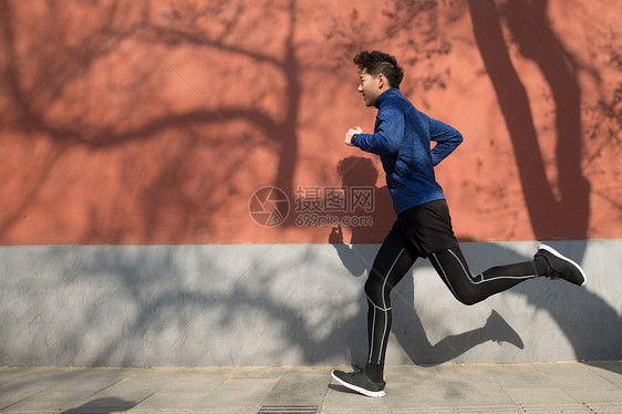 青年男人户外慢跑图片