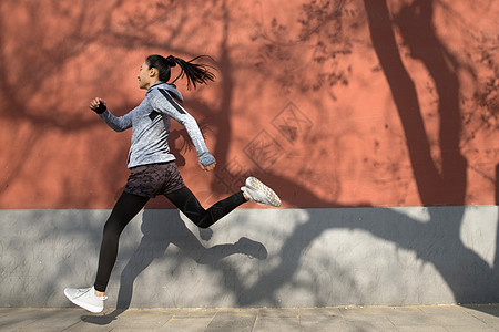 中国城墙青年女人户外奔跑背景