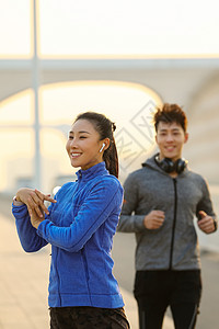 青年男女户外锻炼图片