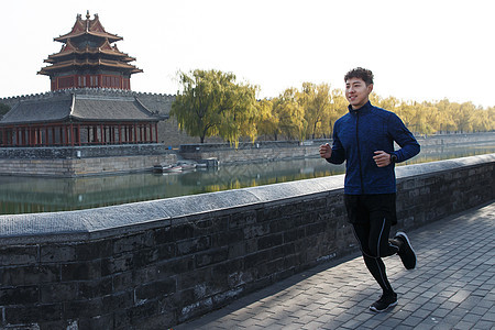 青年男人户外慢跑图片