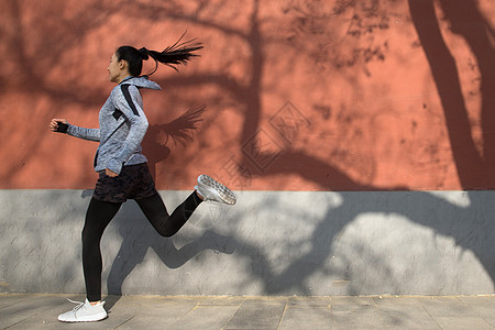 中国城墙青年女人户外奔跑背景