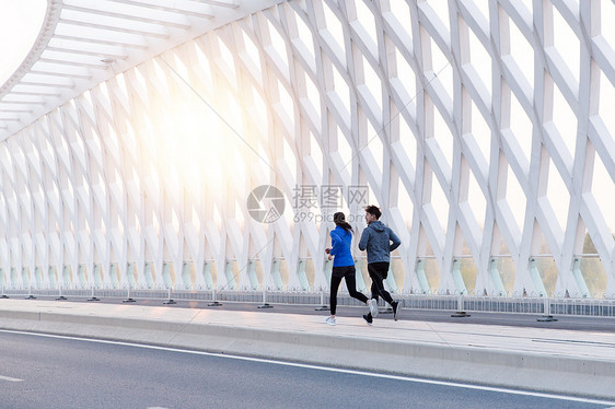 青年情侣户外慢跑图片