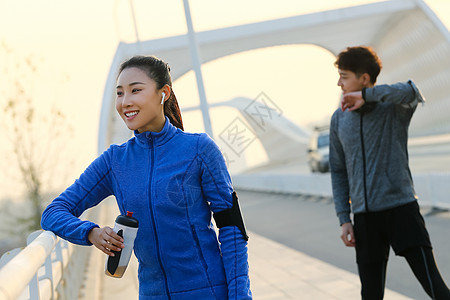 青年男女户外锻炼图片