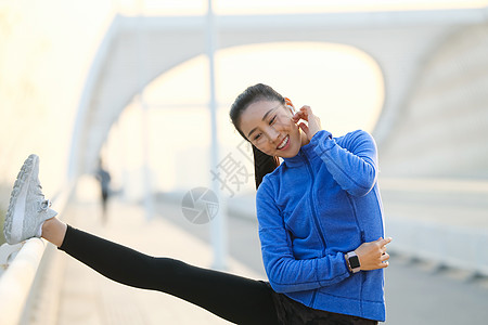 青年女人户外健身图片