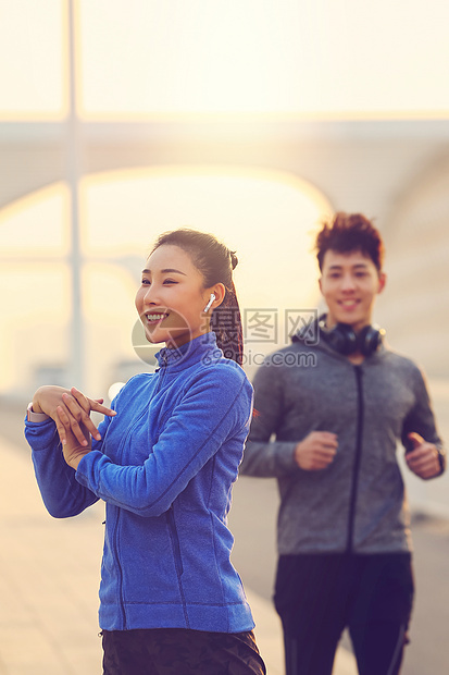 青年男女户外锻炼图片