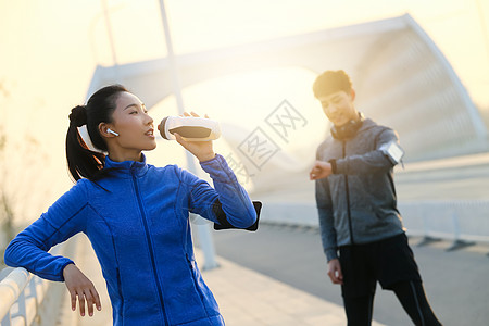 青年男女户外锻炼图片