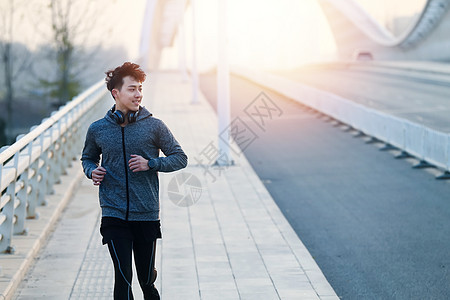 青年男人户外慢跑图片