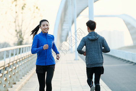 青年男女户外慢跑图片