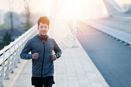 青年男人户外慢跑图片