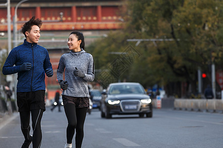 青年情侣户外慢跑图片