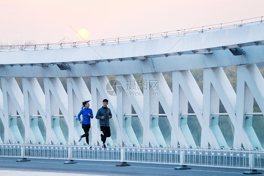 青年情侣户外慢跑图片