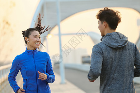 青年男女户外慢跑图片