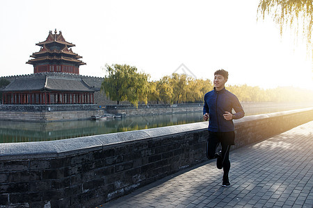 青年男人户外慢跑图片