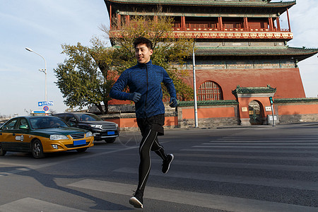 青年男人户外慢跑高清图片