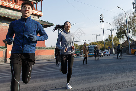 青年情侣户外慢跑图片