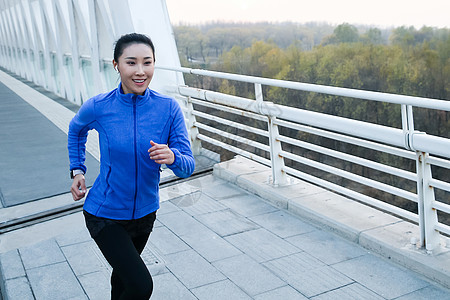 青年女人户外慢跑图片