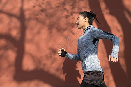 青年女人户外奔跑高清图片