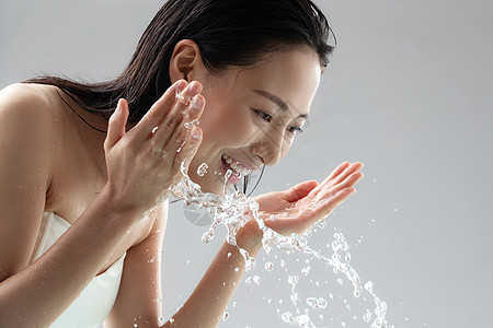 裸 镜年轻女人洗脸背景